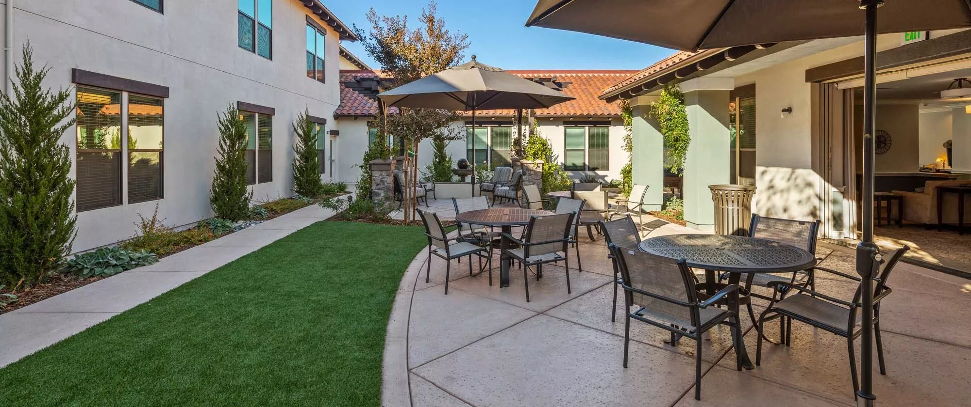 East Sacramento garden with patio and dining tables