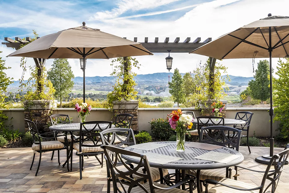 Outdoor dining at Oakmont of Santa Clarita