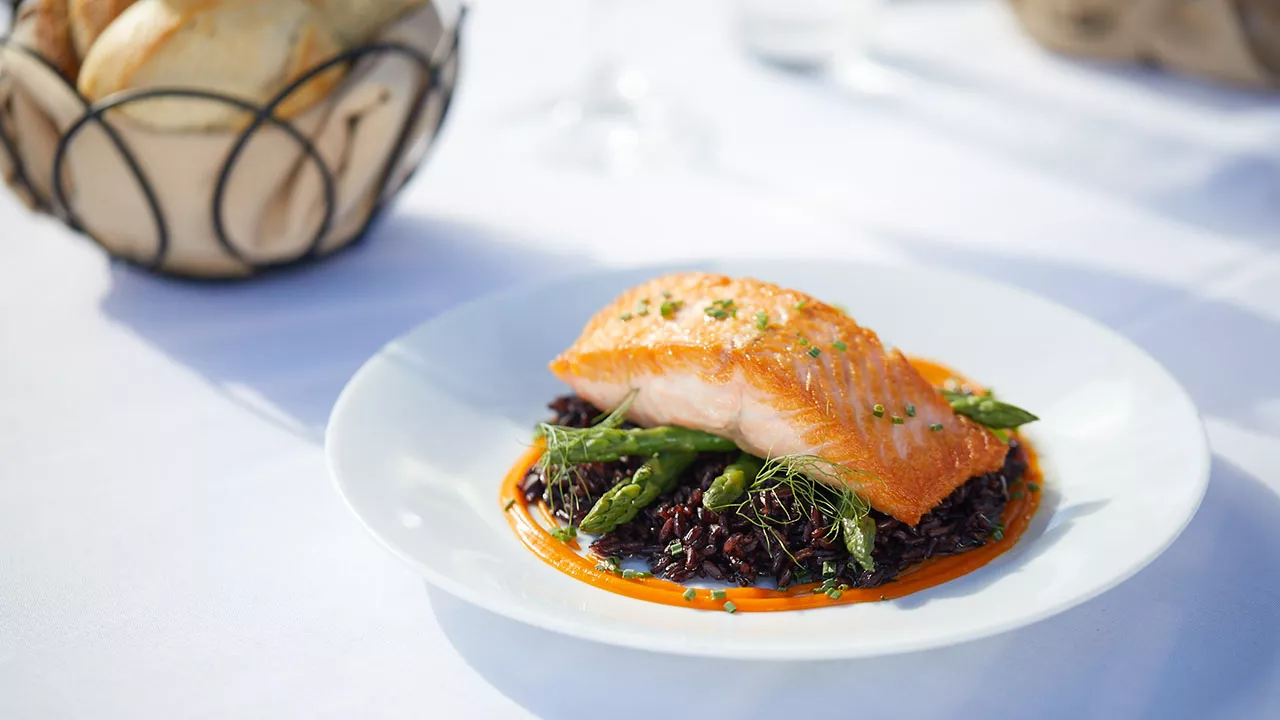 Salmon with black rice and asparagus